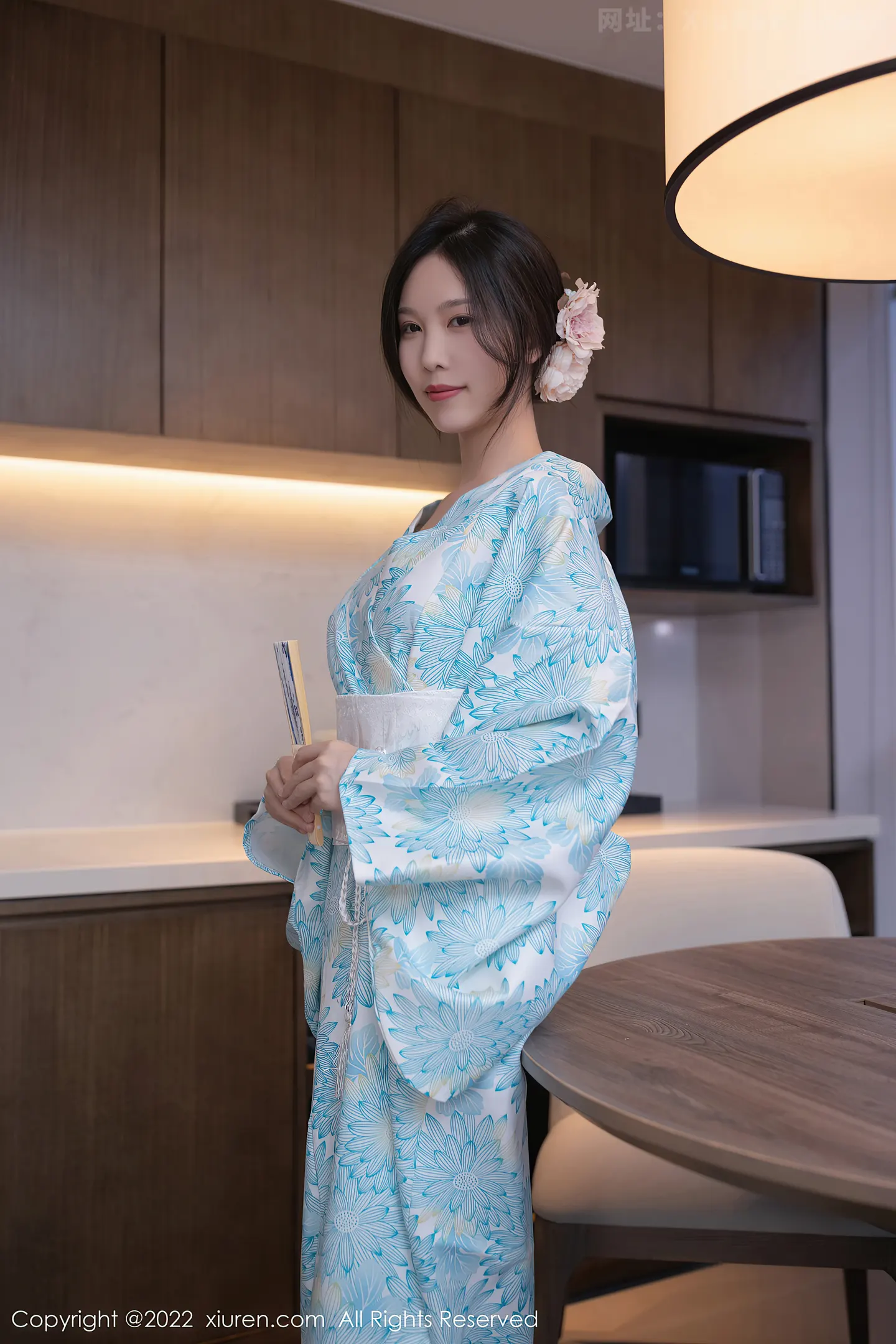 图片[4]-[XiuRen秀人网] VOL.5118 模特利世室内场景性感淡蓝色和服半脱秀惹火身材极致诱惑写真75P-秀人网官方网站